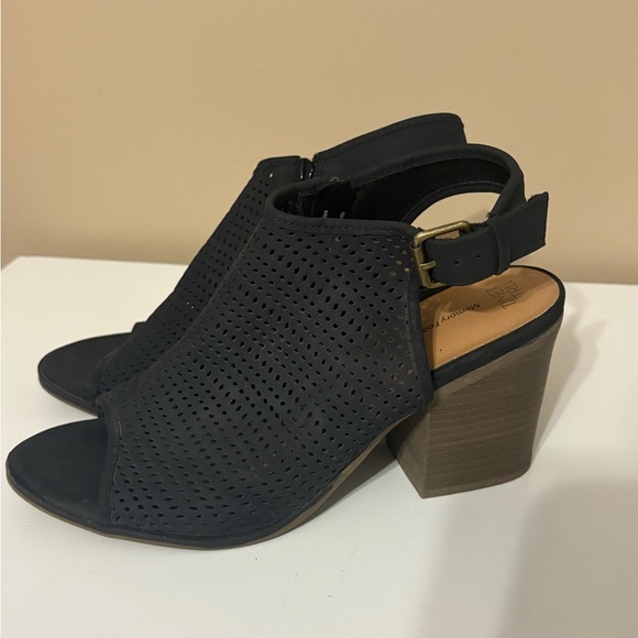 Time and Tru Black Perforated Heeled Sandals, Size 9 - Picture 1 of 6